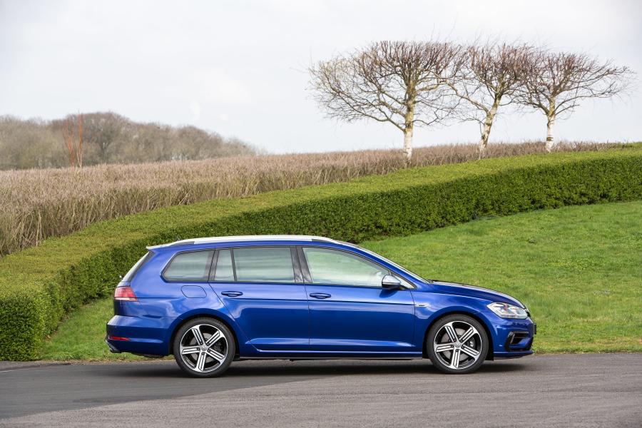  Volkswagen Golf R Estate 2017 года  (UK) (фото 13 из 31)